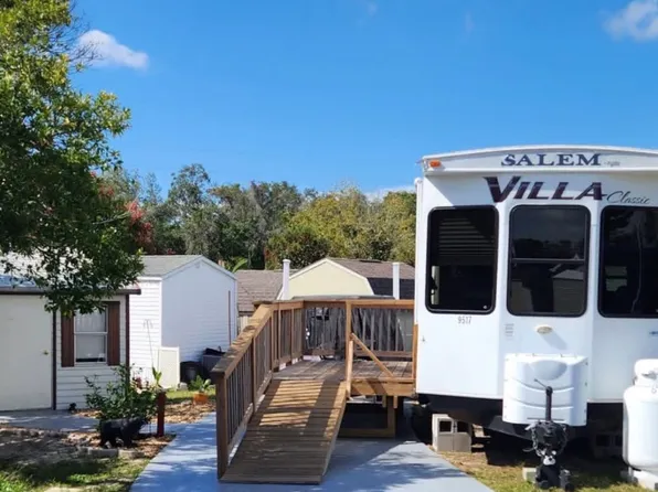 9517 Black Bear Dr, Weeki Wachee, FL 34613