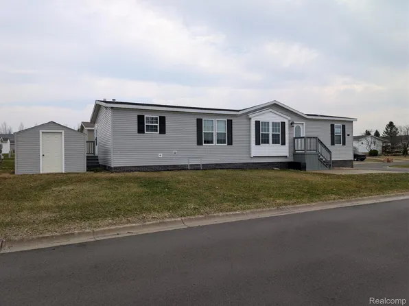 11045 Woodland Ridge Ct, South Lyon, MI 48178