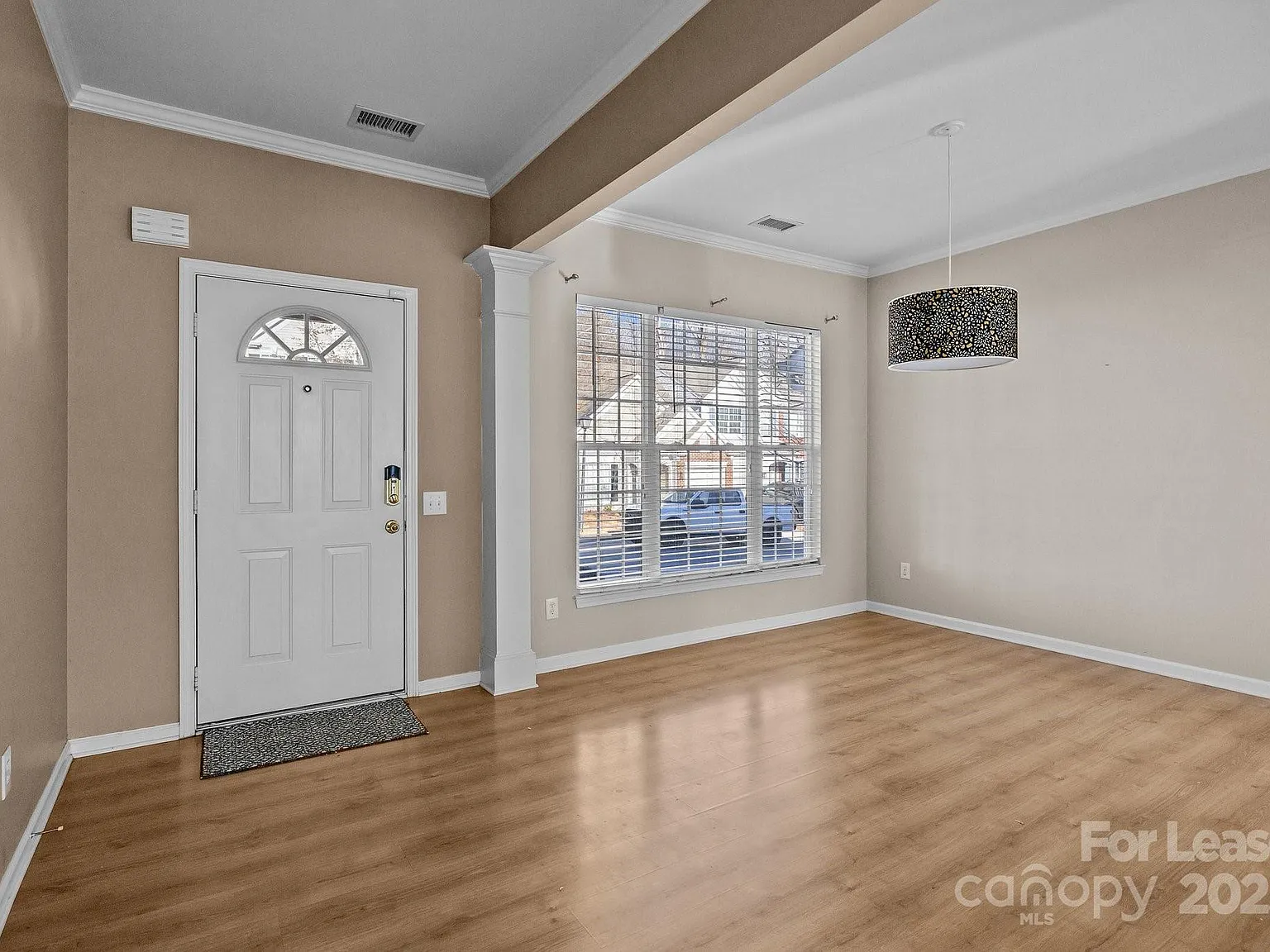 3 bed, 2.5 bath, 1660 sqft, $2,100 — Photo 3