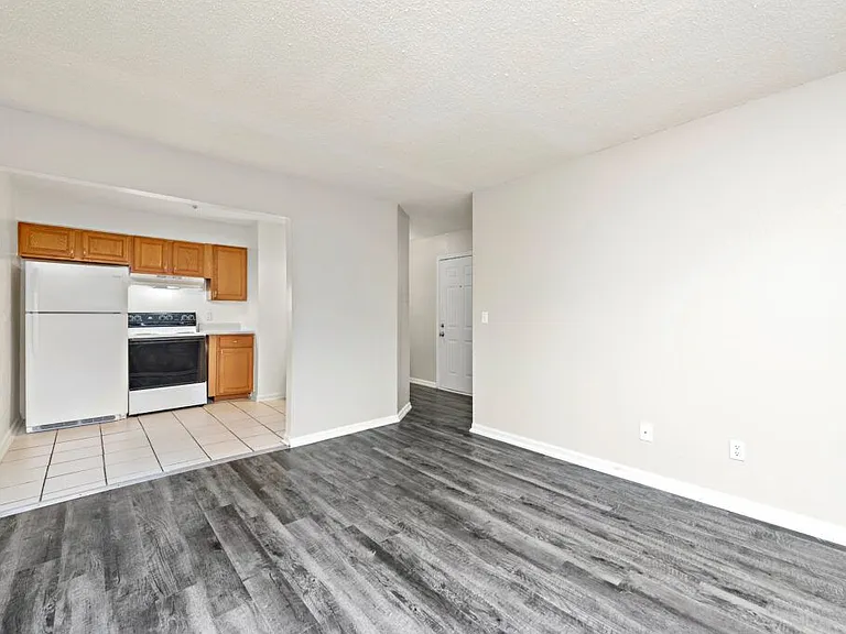 400-408 W Poplar St — Photo 11