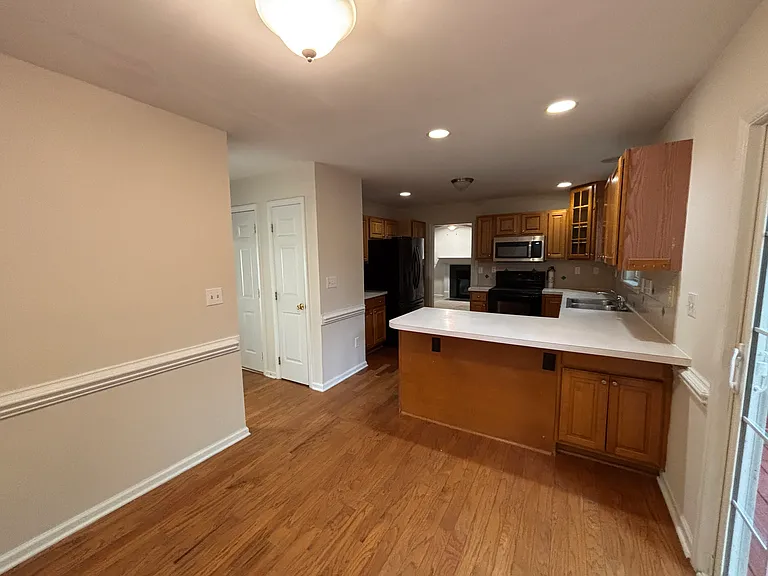 136 Trafalgar Ln — Photo 8