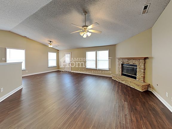 3rd image of 466 Parkview Dr