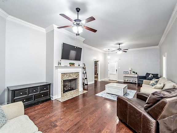 3rd image of 388 Pond Dr