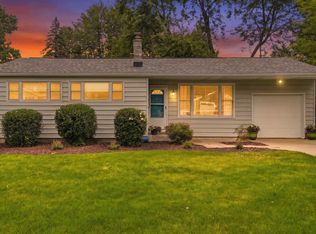1040 Kirk Dr SE, Grand Rapids, MI 49546