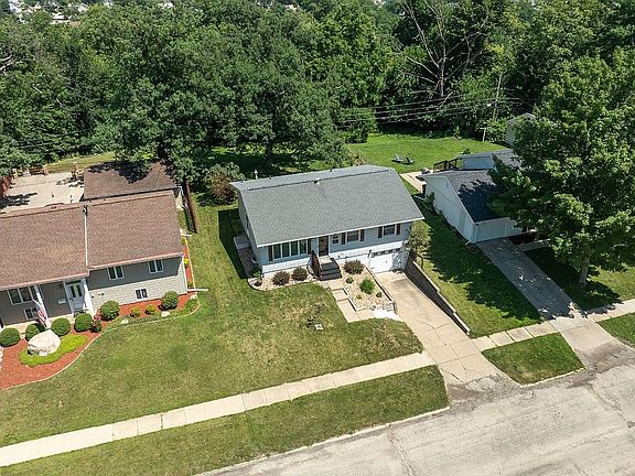 3rd image of 1015 Pawnee Dr NW