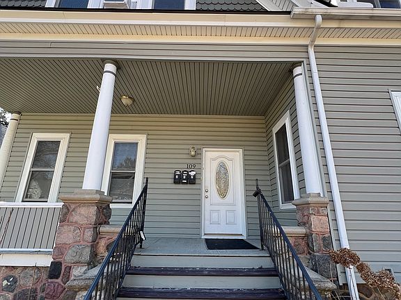 2nd image of 109 N Summit St APT 2