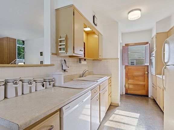 5th image of 221 Brown Ave #D