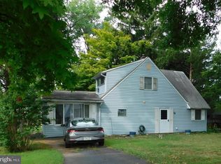 16 Holly Dr, Levittown, PA