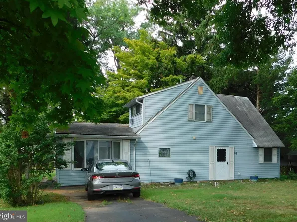 16 Holly Dr, Levittown, PA 19055