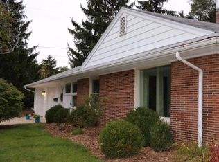 201 W Alta Loma Cir, Mequon, WI 53092