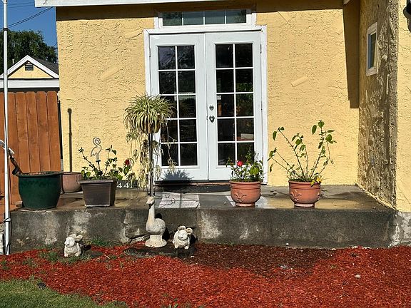 5th image of 1441 N Calaveras St