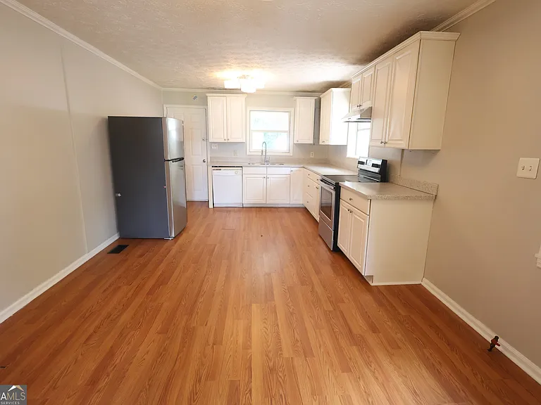 615 N Jefferson St NE — Photo 5