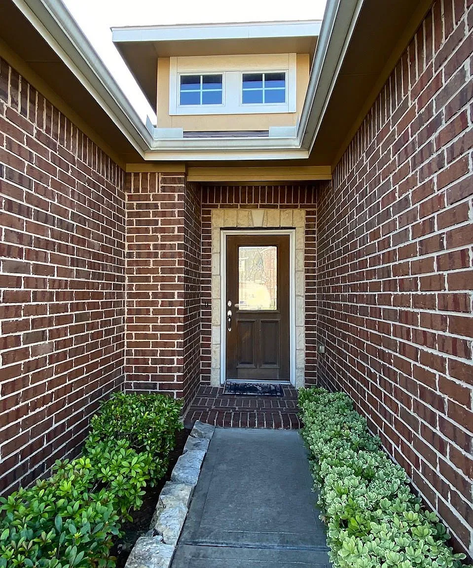 3 bed, 2.0 bath, 1588 sqft, $2,100 — Photo 4