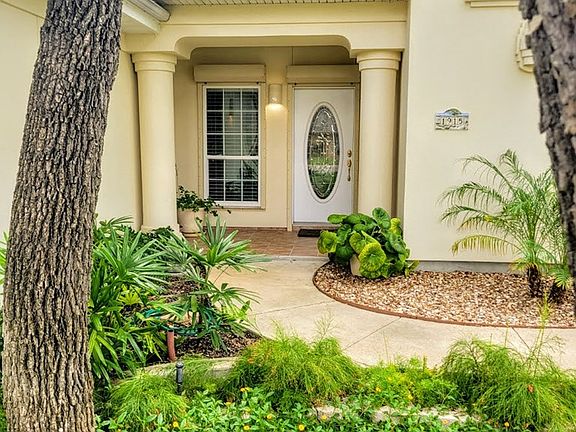 3rd image of 1915 Crescent Dr