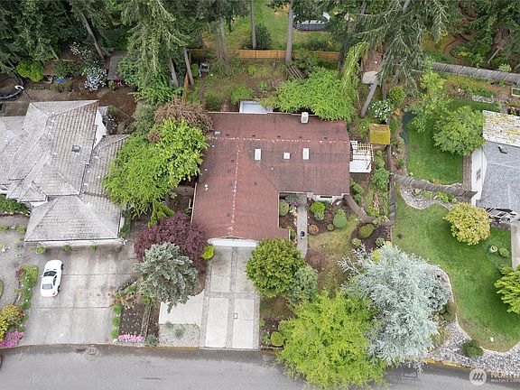 2nd image of 3334 Mercedes Drive NE