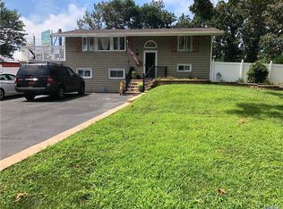 264 Sycamore Ln, Islandia, NY 11749