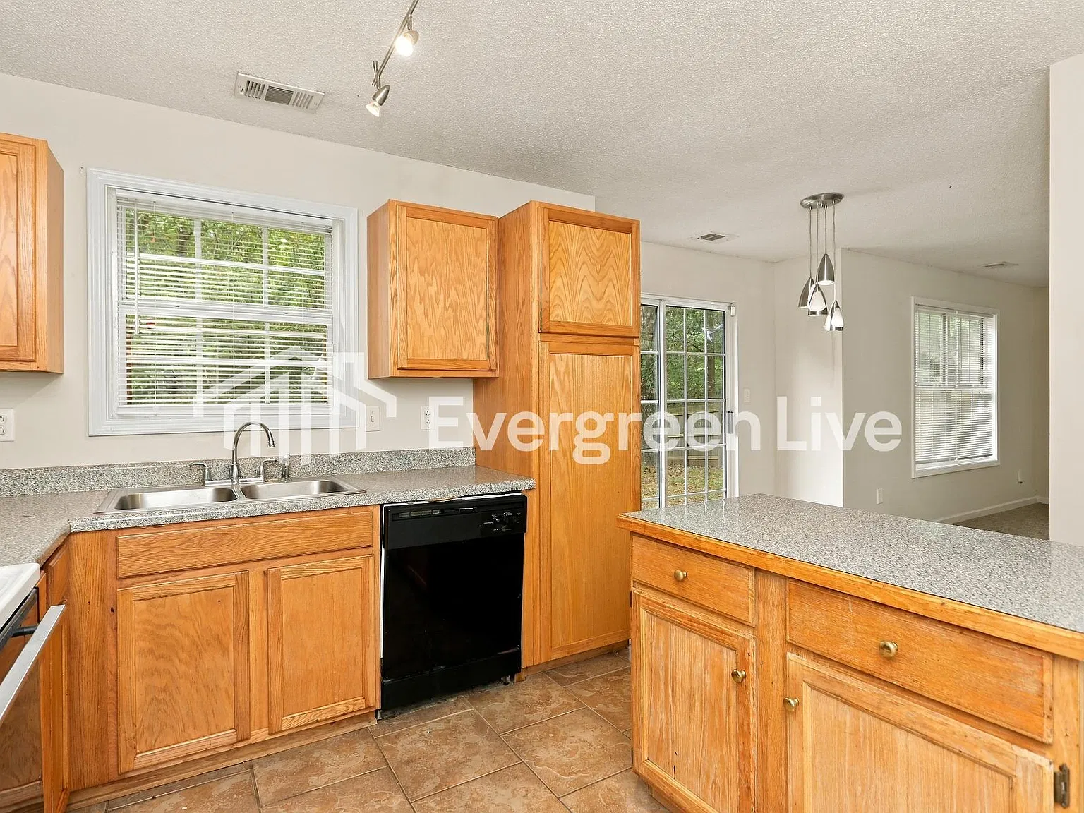 3 bed, 2.5 bath, 1734 sqft, $1,795 — Photo 4