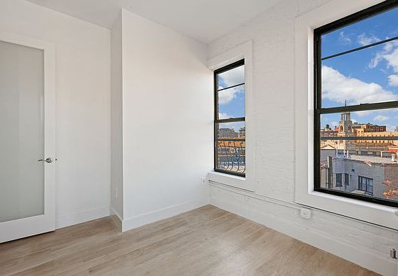 3rd image of 105 Mac Dougal St