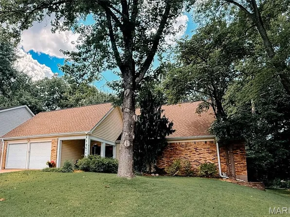 2045 Country Field Dr, Chesterfield, MO 63017