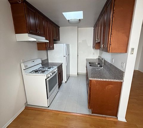 4th image of 1041 N Ogden Dr