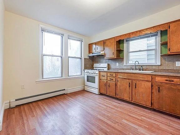 3rd image of 19 Hawthorne Ave #1