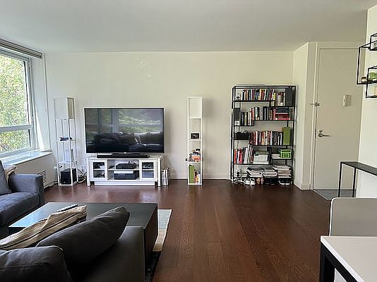 5th image of 200 E 94th St APT 301