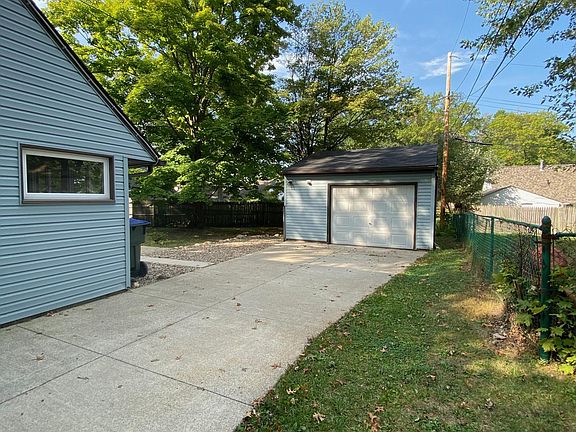 4th image of 2308 Sutton Dr