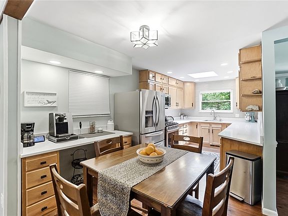 3rd image of 5689 Windermere Ln
