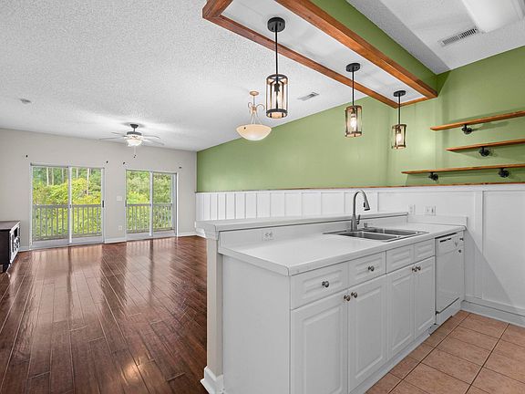 3rd image of 907 Knoll Shores Ct. #203