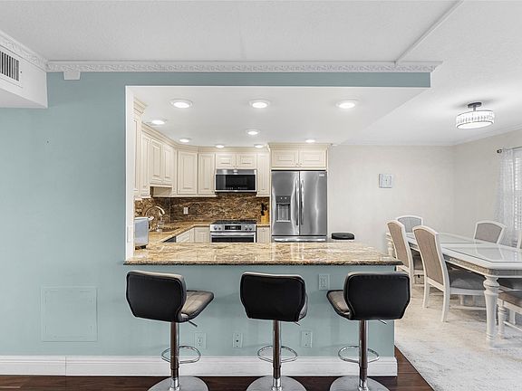 5th image of 2065 Lyndhurst #2065