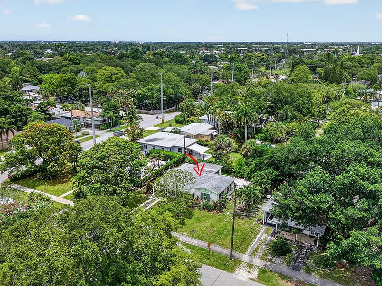 841 SW 18th Ct — Photo 46