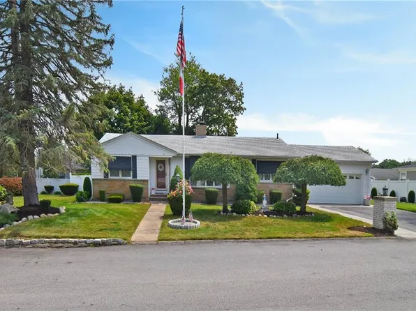 2 Capri Dr, Johnston, RI 02919