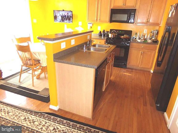 4th image of 8592 Wyngate Manor Ct