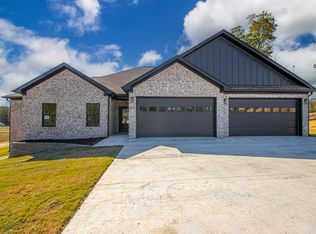 1001 Duke Dr, Bauxite, AR 72011