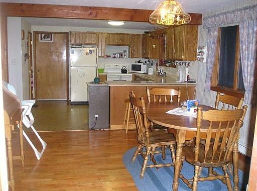 kitchen/dining area
