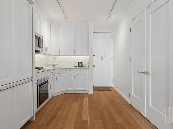 5th image of 20 W 64th St APT 27A