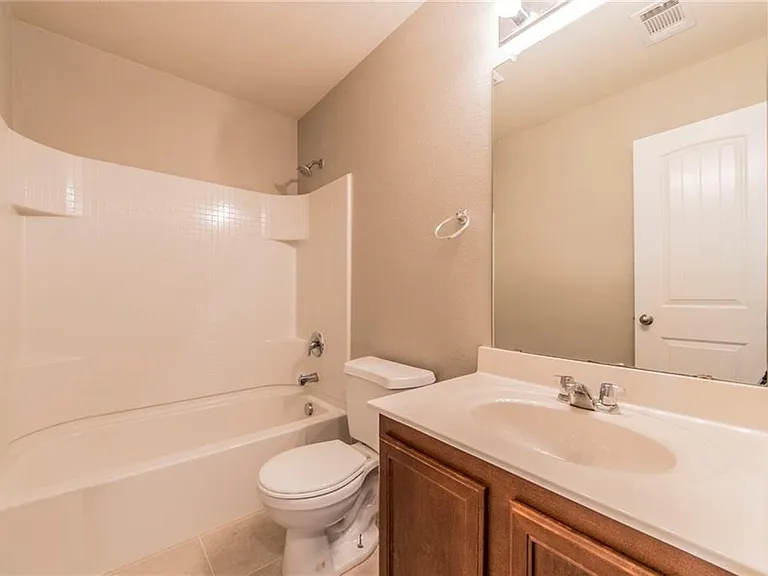 560 Griffith Dr — Photo 15