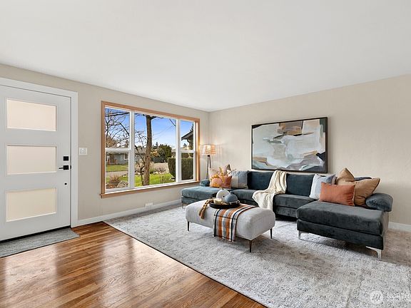 2nd image of 906 Redmond Avenue NE