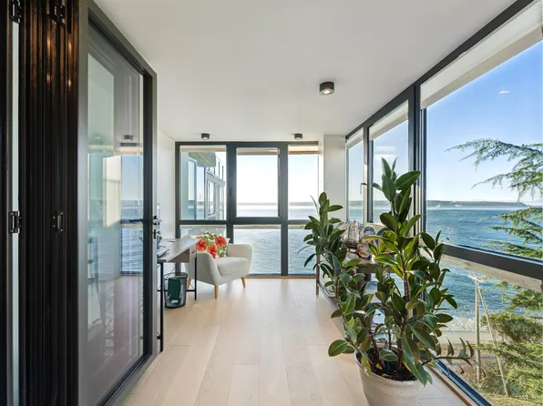 2090 Argyle Ave #502, West Vancouver, BC V7V 4R4