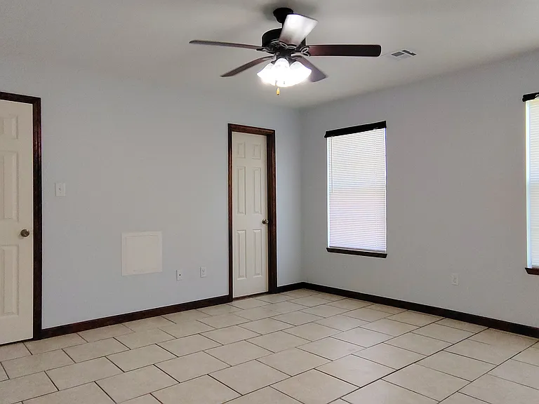 2518 Pineridge St — Photo 12