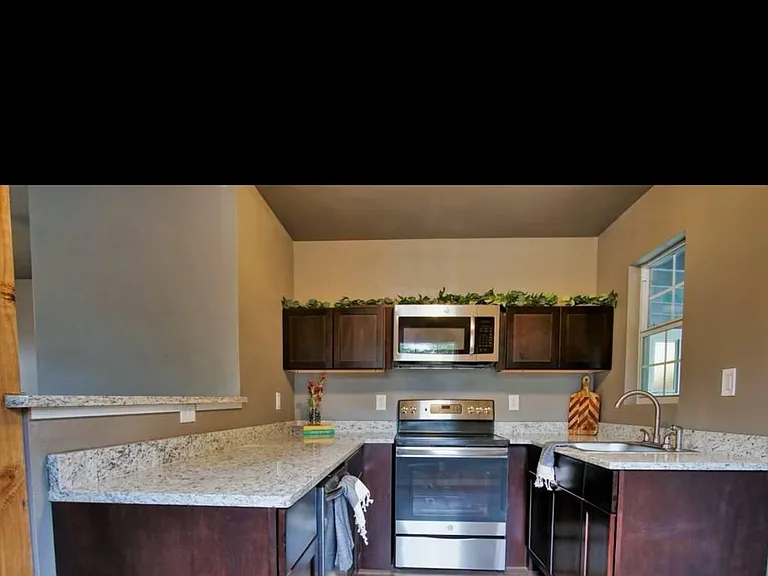3554 W Woodlawn Ave — Photo 9