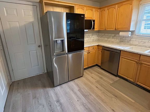 5th image of 817 Thornton St