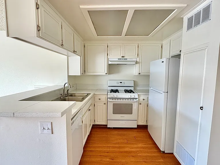 5229 Riverton Ave #10 — Photo 9