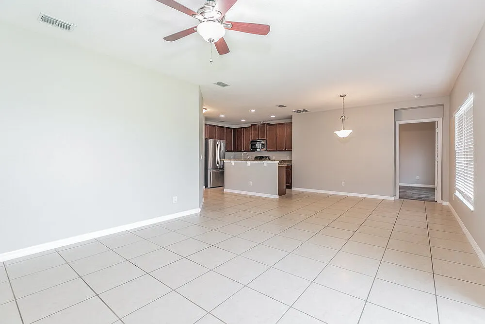 3 bed, 2.0 bath, 1684 sqft, $2,335 — Photo 4