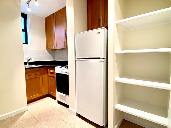 5th image of 519 E 78th St APT 6C