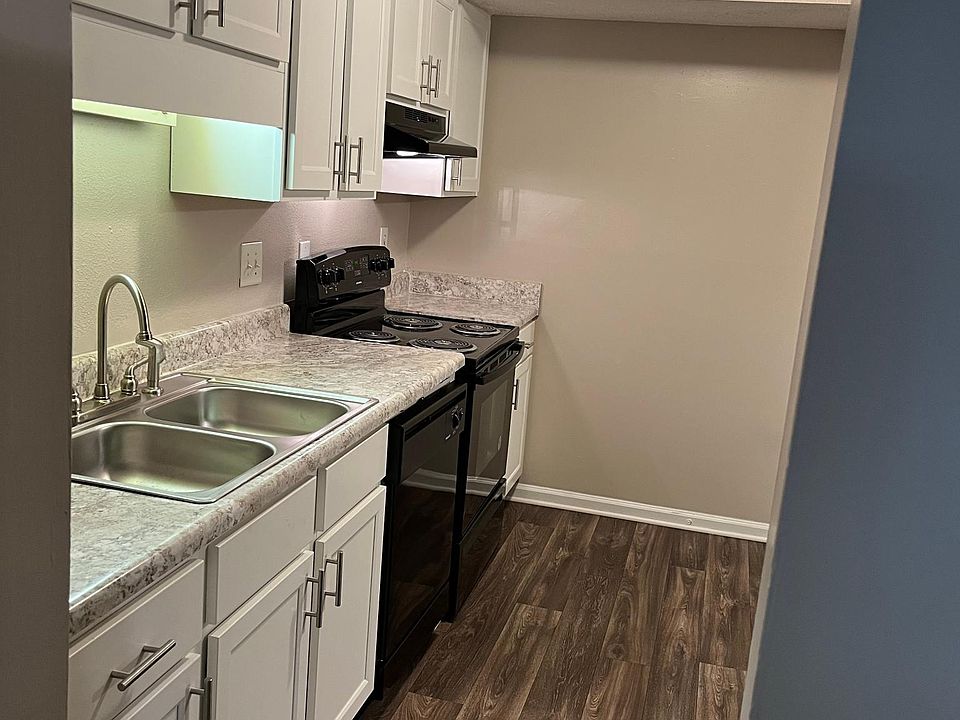 1st image of 105G Village Ln #105G