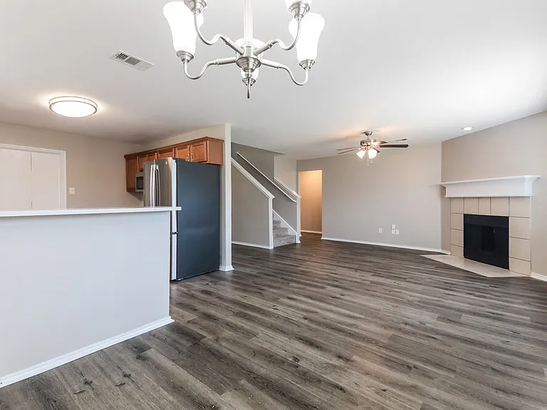 1107 Caroline Dr — Photo 8