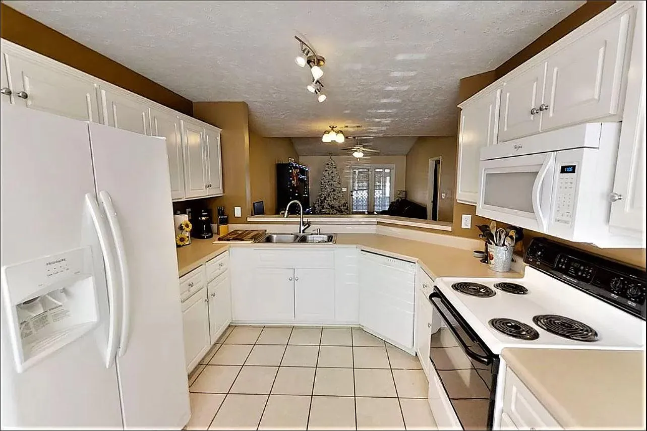 613 Belle Ct — Photo 3