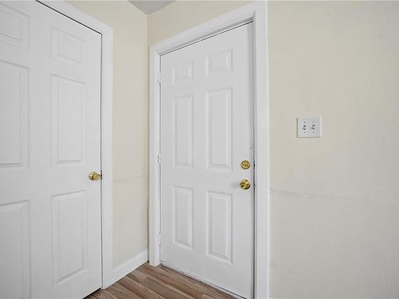 5th image of 1009 Rowe St