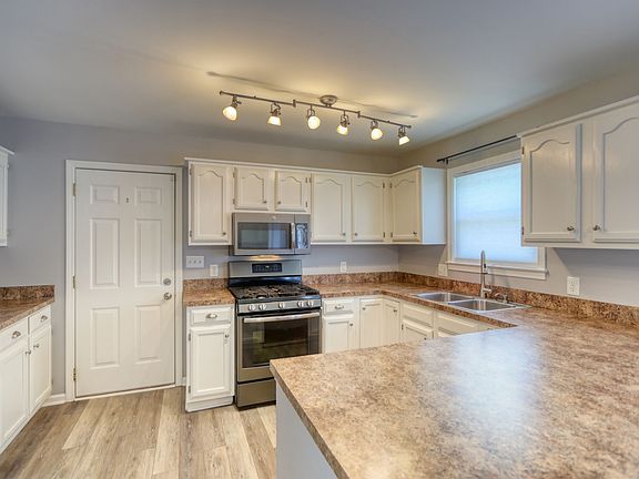 2nd image of 107 Lone Oak Dr